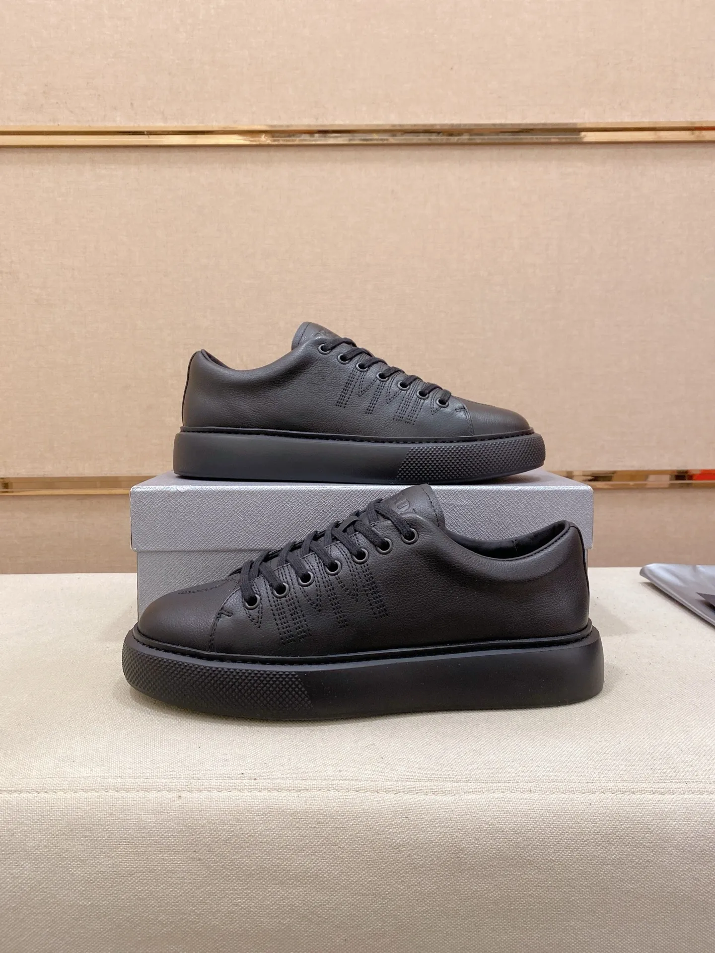 Factory price 560💰 ✔️✔️✔️Higher version High-quality new PRADA (Prada) counters are launched simultaneously. The new men's shoes and 😘fabric are made of selected first-layer cowhide with superb craftsmanship. Lining: Full cowhide lining. 👍🏿 High-end ☄️ air-cushion molded anti-slip rubber outsole, exquisite lines, simple and elegant, comfortable and high-end for leisure travel. Code number: 38 to 45